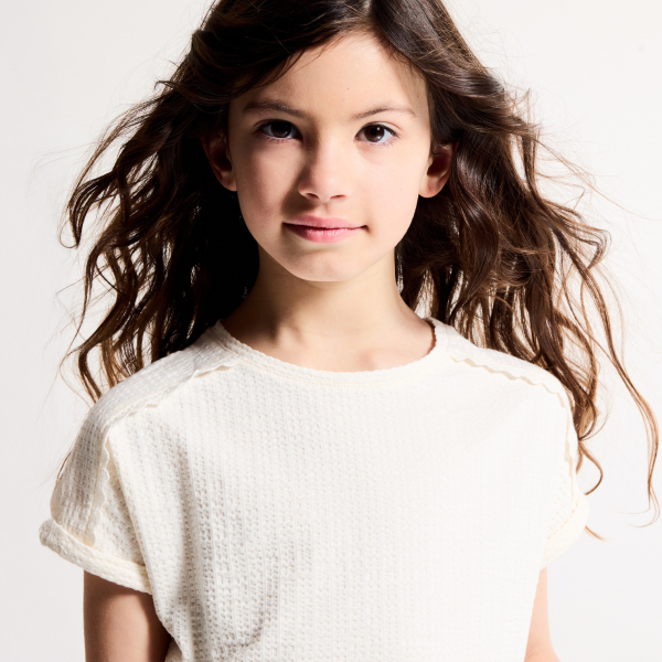 تيشيرت بأكمام قصيرة من قماش الجيرسيه المنقوش